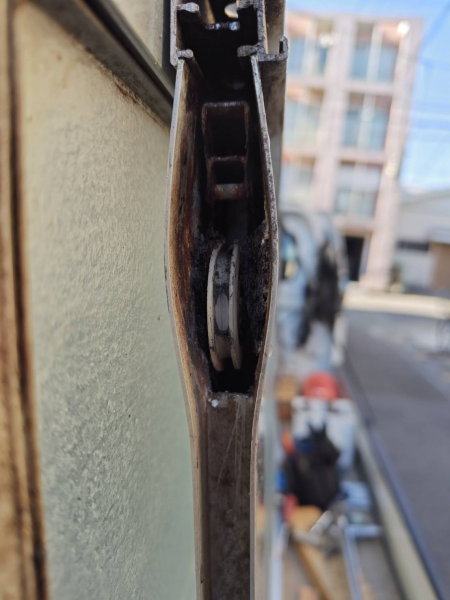 森額縁ガラス店の錆ついて動かなくなっていた浴室入口引戸の戸車を交換しましたの施工前の写真1