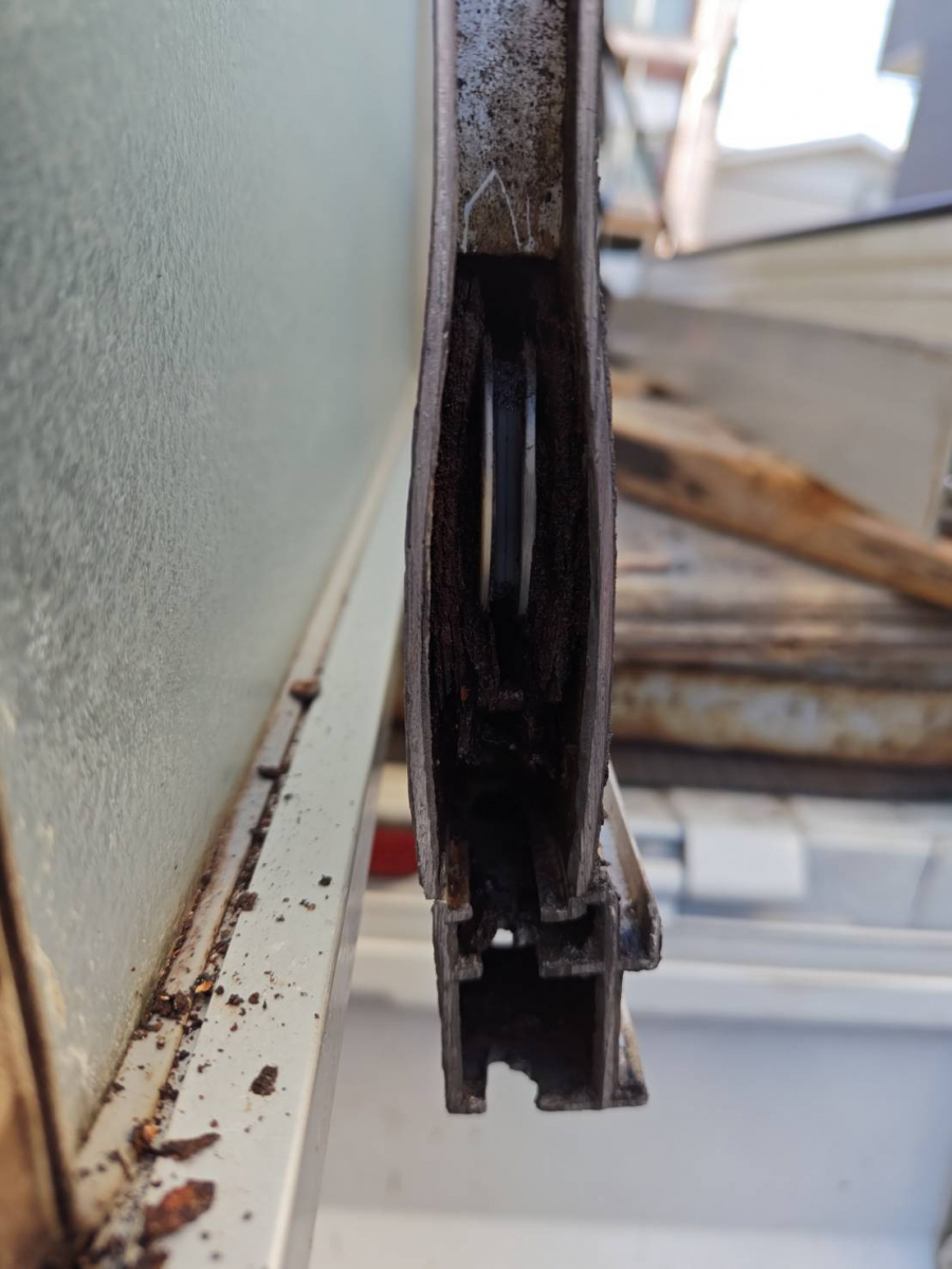 森額縁ガラス店の錆ついて動かなくなっていた浴室入口引戸の戸車を交換しましたの施工前の写真2