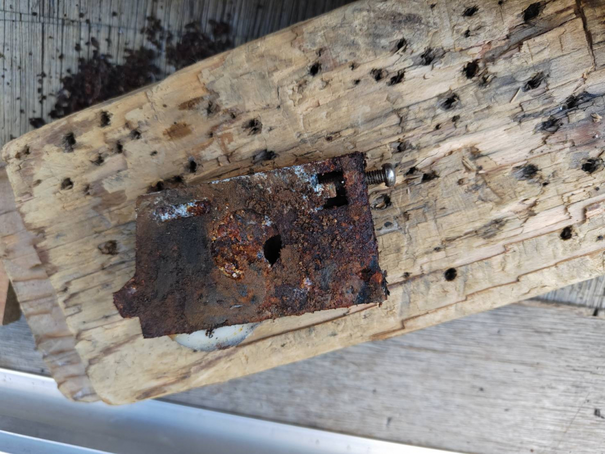 森額縁ガラス店の錆ついて動かなくなっていた浴室入口引戸の戸車を交換しましたの施工前の写真3