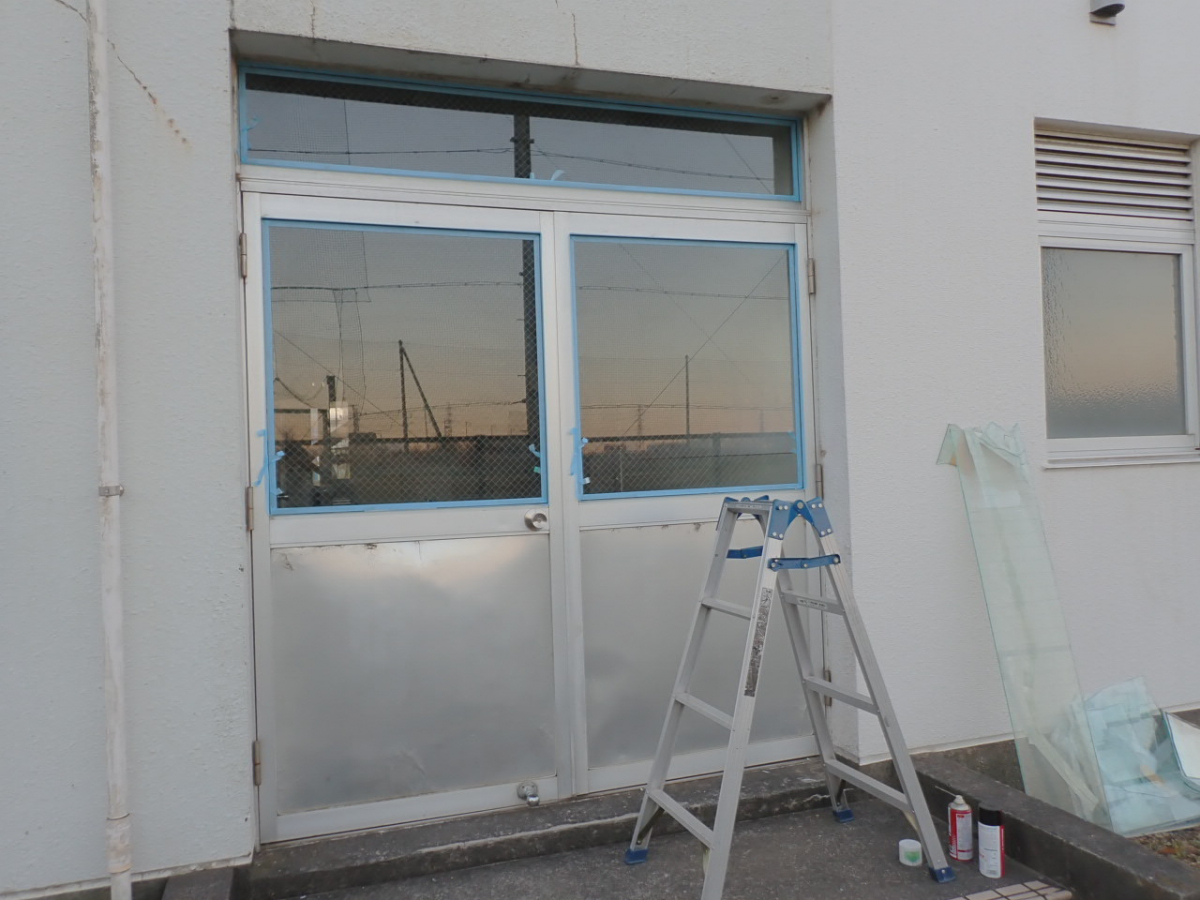 森額縁ガラス店のお正月休み中にガラスを割られてしまい、緊急で修理しましたの施工後の写真2