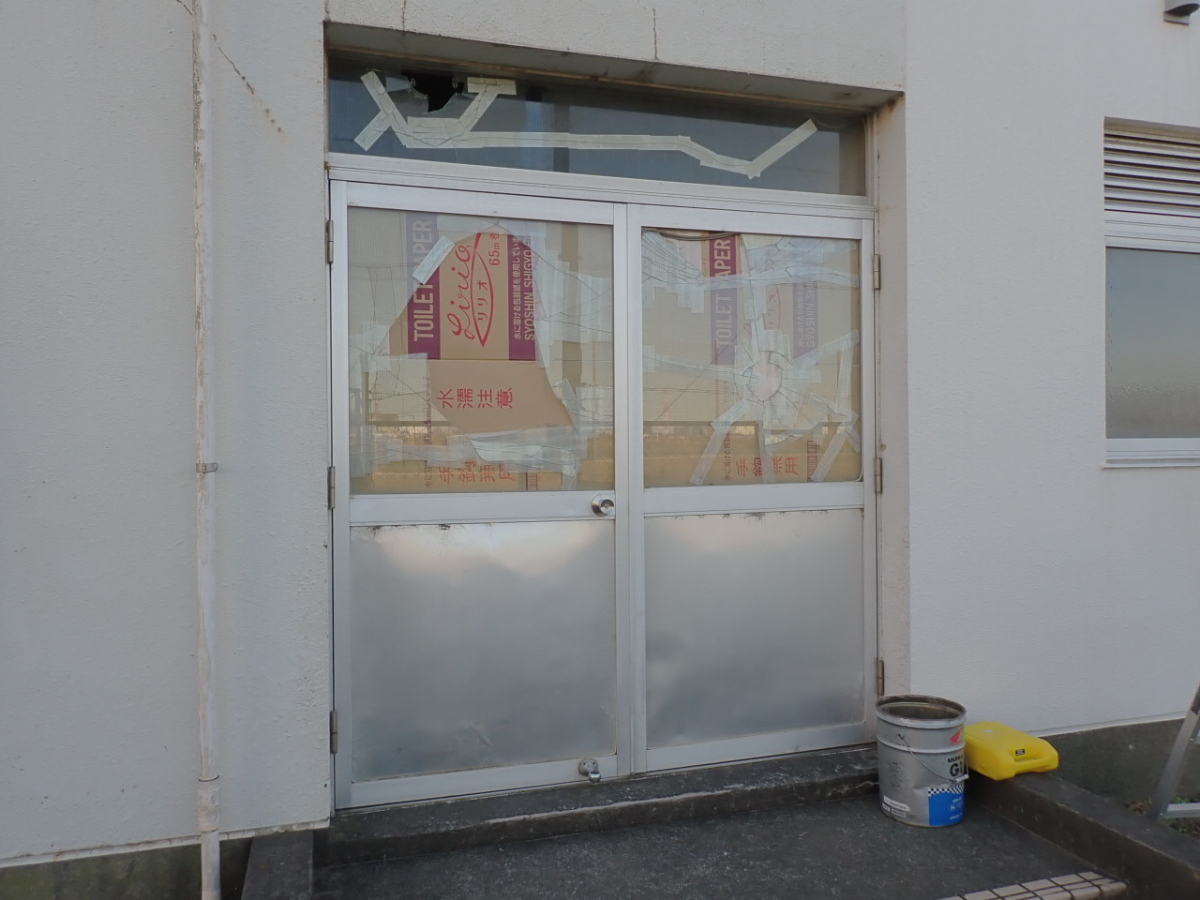 森額縁ガラス店のお正月休み中にガラスを割られてしまい、緊急で修理しましたの施工前の写真1