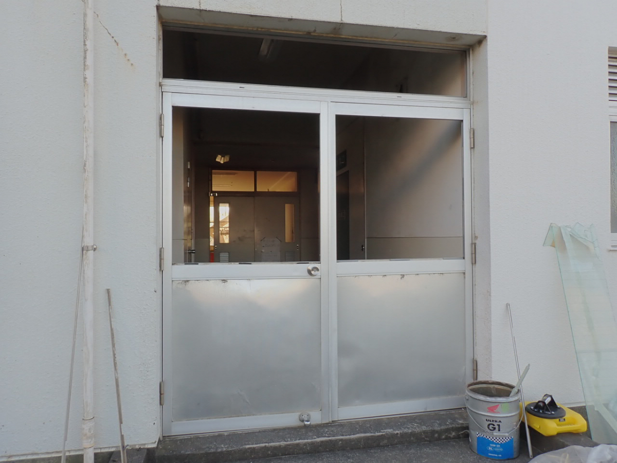 森額縁ガラス店のお正月休み中にガラスを割られてしまい、緊急で修理しましたの施工前の写真2