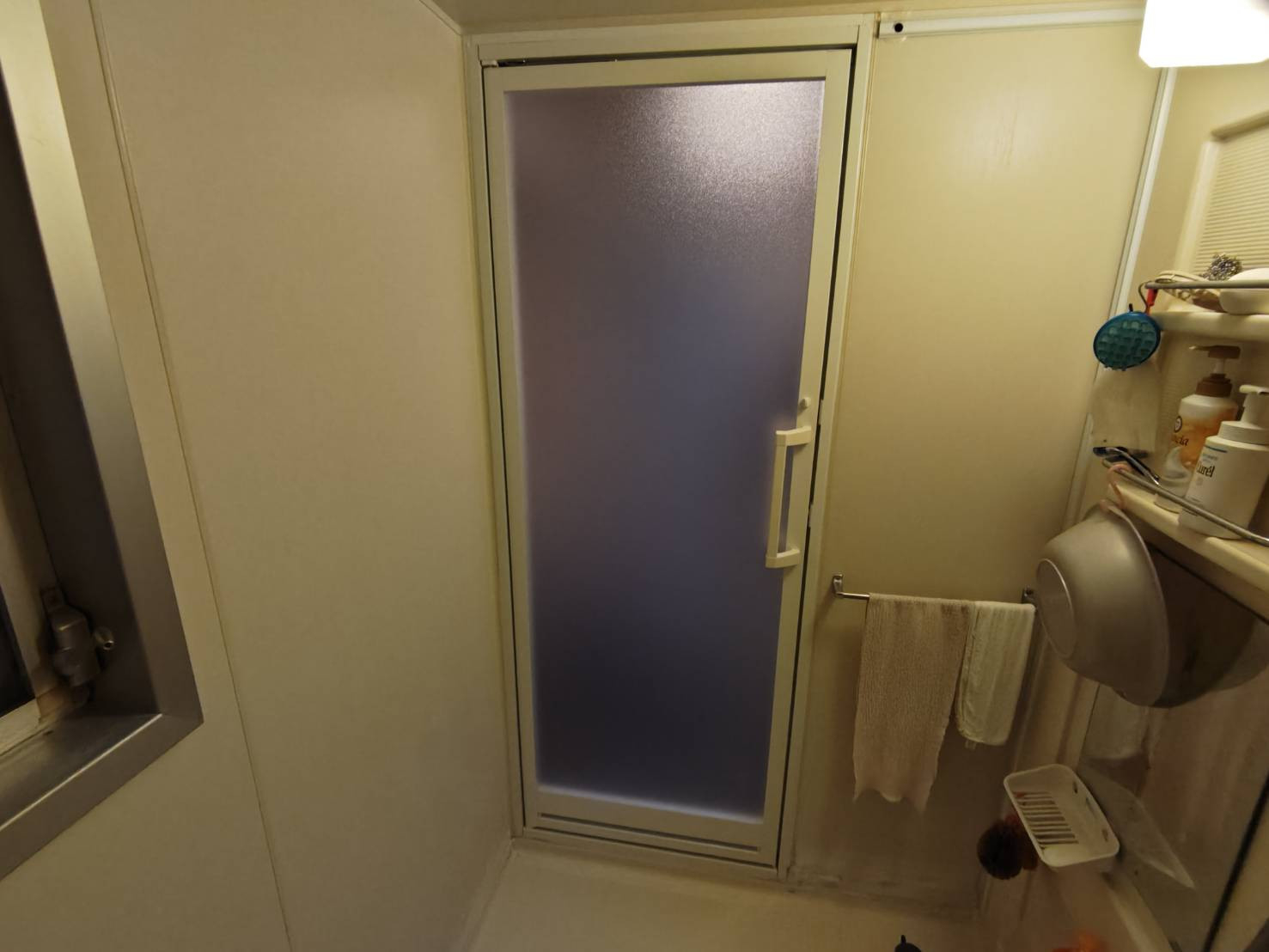 森額縁ガラス店の(伊勢原市)マンションのユニットバスのドアを交換しましたの施工後の写真1