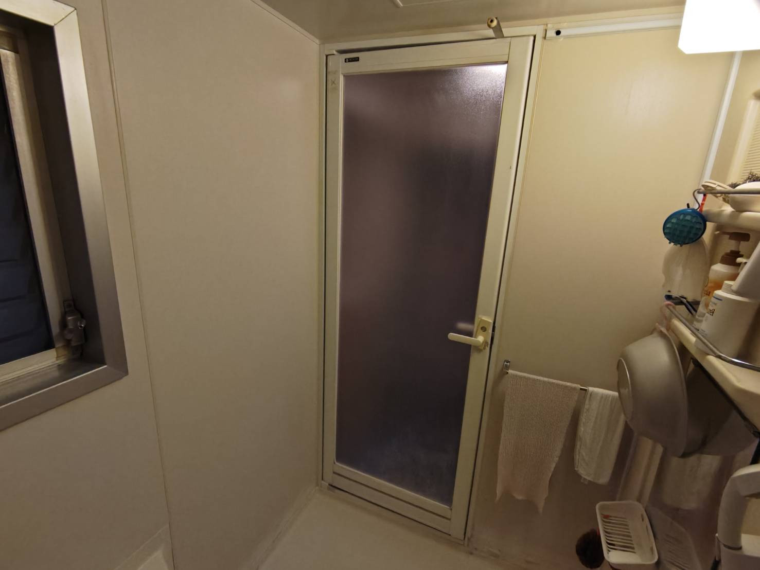 森額縁ガラス店の(伊勢原市)マンションのユニットバスのドアを交換しましたの施工前の写真1