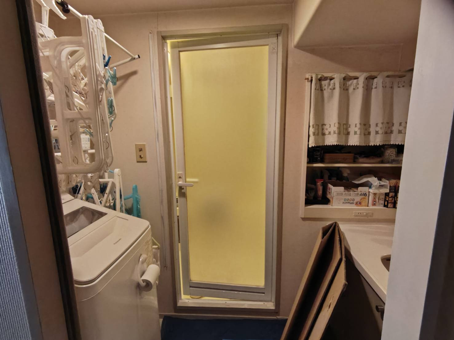 森額縁ガラス店の(伊勢原市)マンションのユニットバスのドアを交換しましたの施工前の写真2