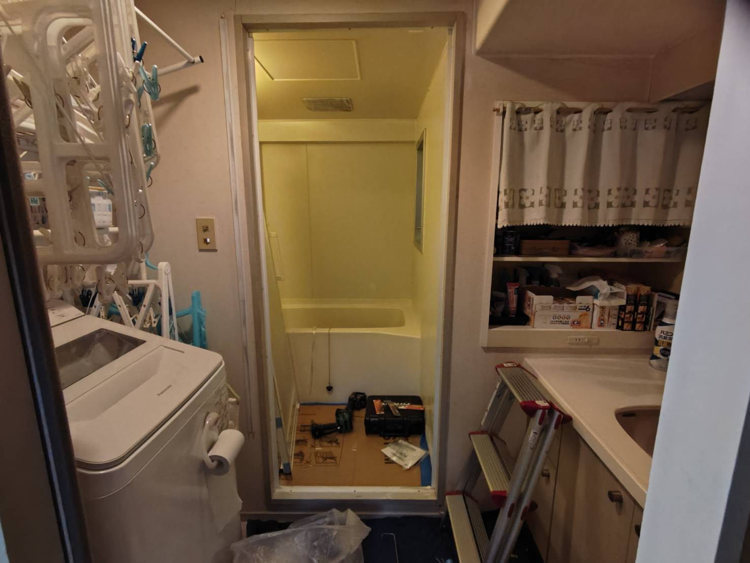 森額縁ガラス店の(伊勢原市)マンションのユニットバスのドアを交換しましたの施工前の写真3