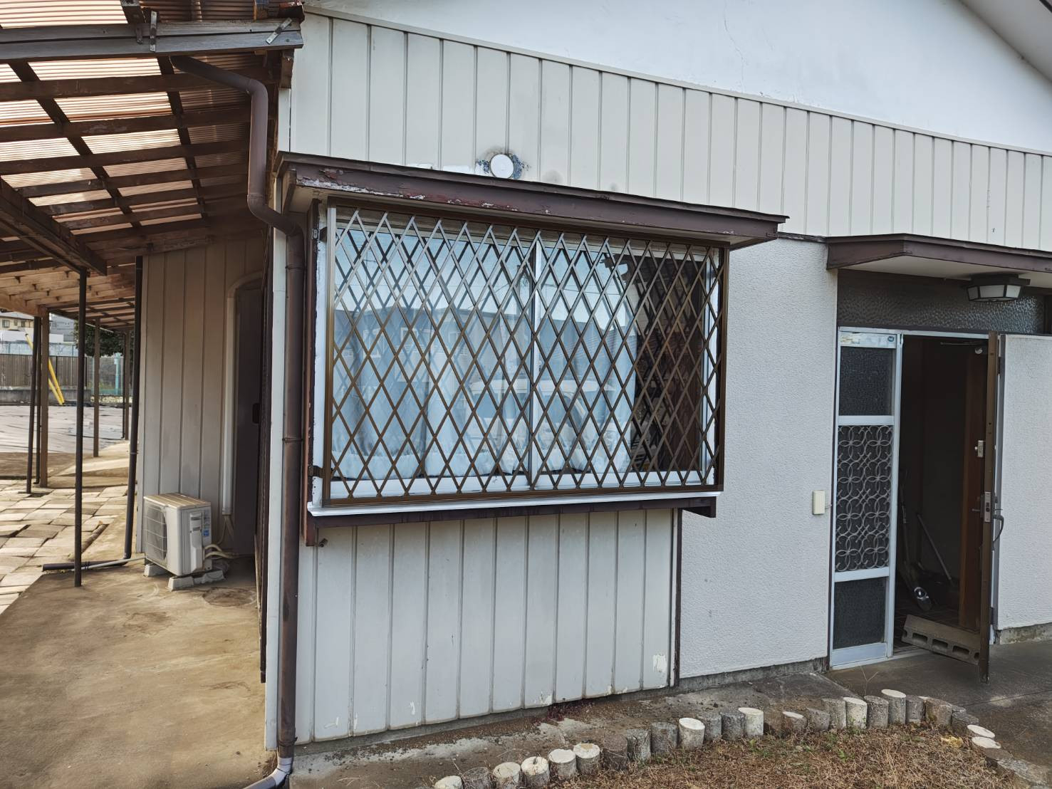 森額縁ガラス店の(伊勢原市)防犯対策に面格子を取付けましたの施工後の写真1