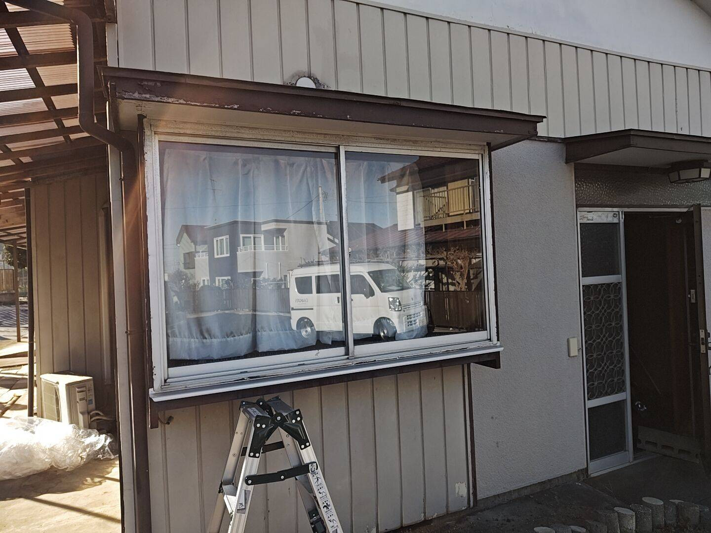 森額縁ガラス店の(伊勢原市)防犯対策に面格子を取付けましたの施工前の写真1