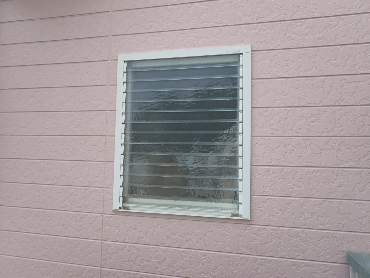 森額縁ガラス店の(伊勢原市)ジャロジー窓を上げ下げ窓にかんたんリフォームの施工前の写真1