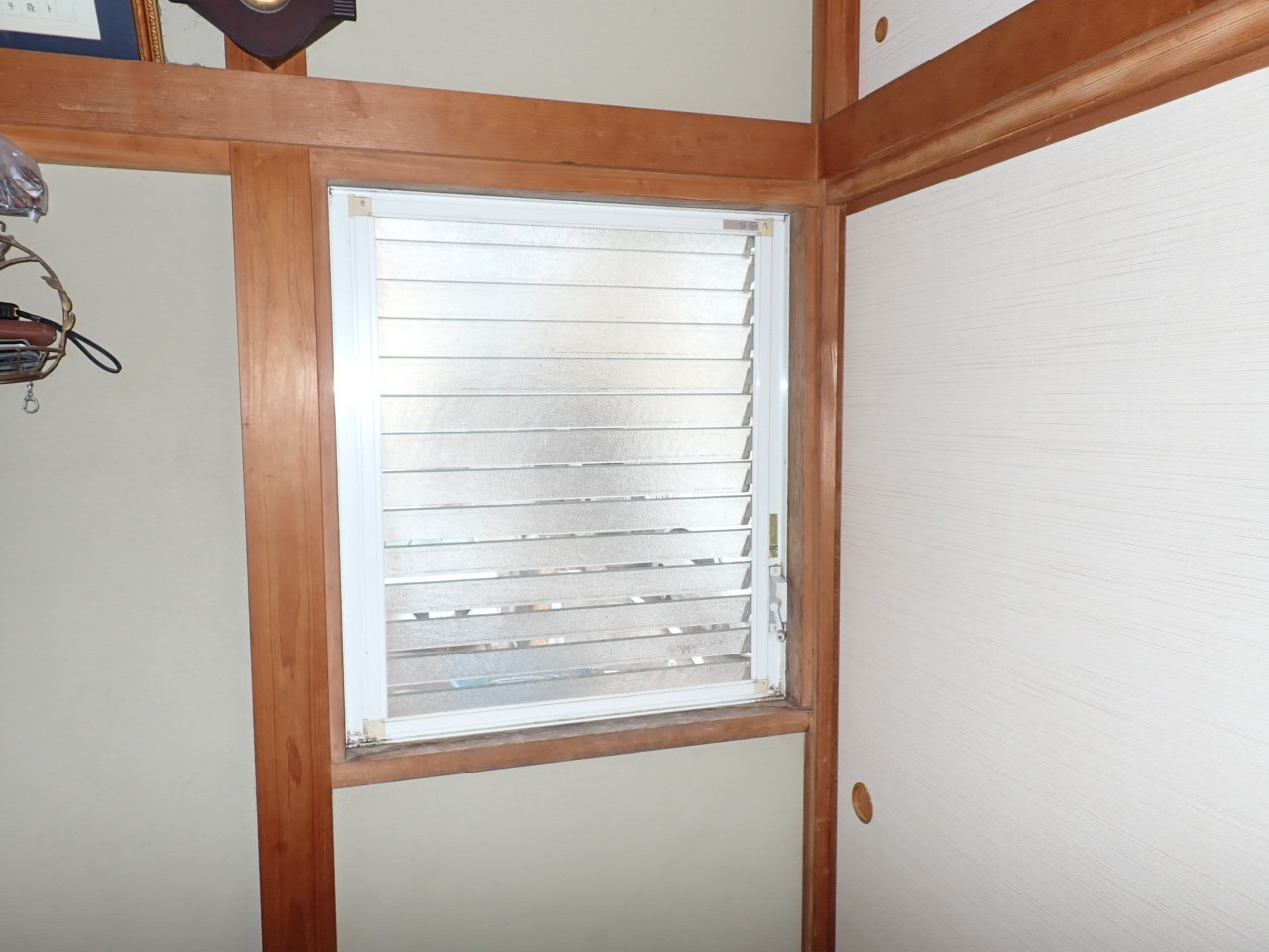 森額縁ガラス店の(伊勢原市)ジャロジー窓を上げ下げ窓にかんたんリフォームの施工前の写真2