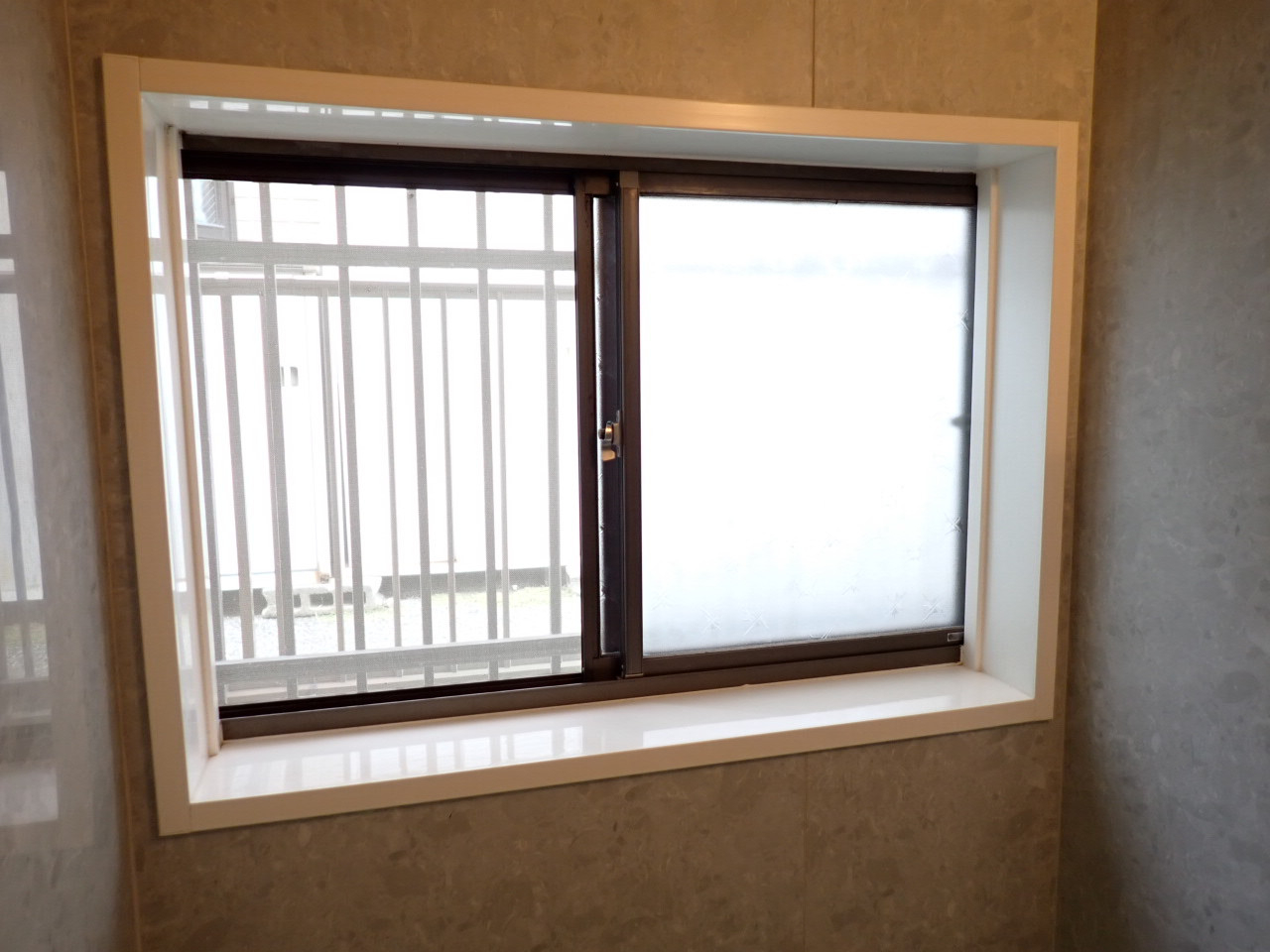 森額縁ガラス店の(伊勢原市)浴室の窓が寒いので内窓で断熱対策しましたの施工前の写真1