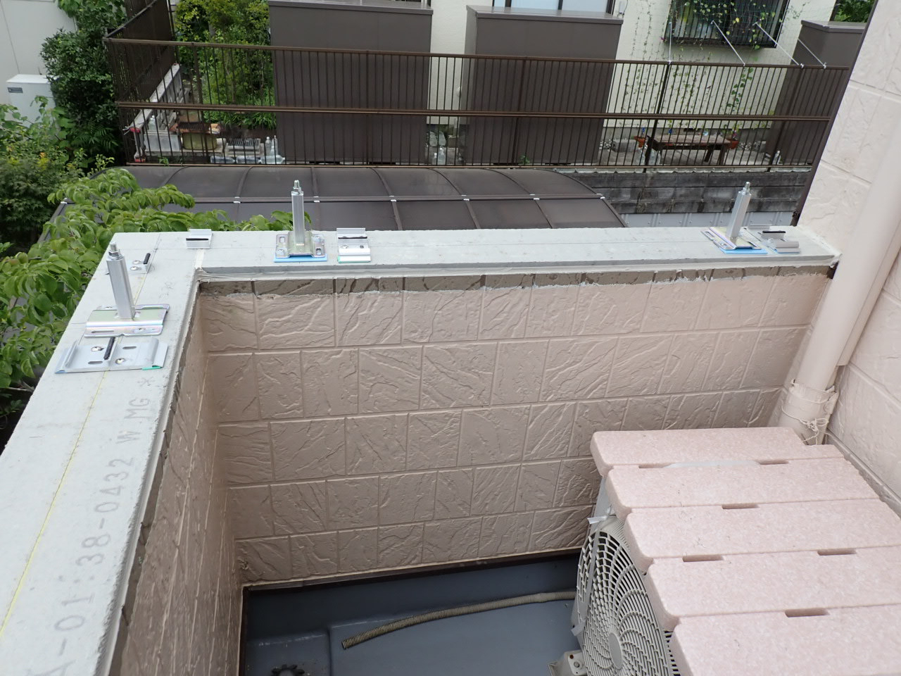 森額縁ガラス店のベランダの笠木手すりを取り替えましたの施工前の写真2