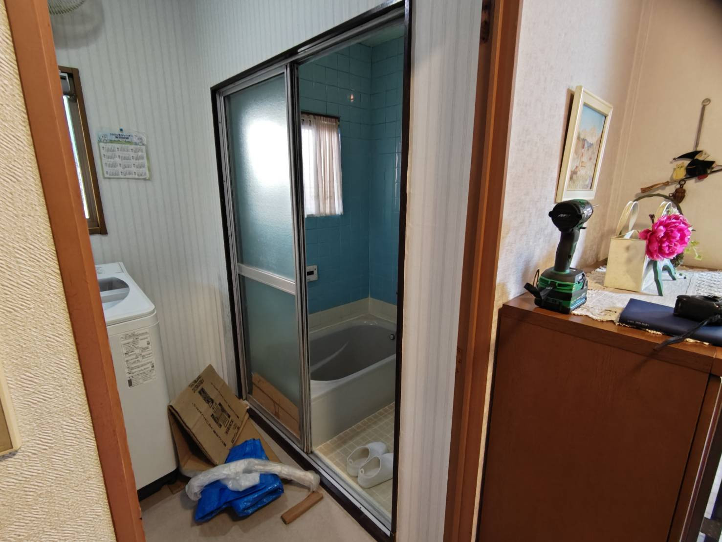 森額縁ガラス店の(伊勢原市)浴室引戸をカバー工法で取り替えましたの施工前の写真1