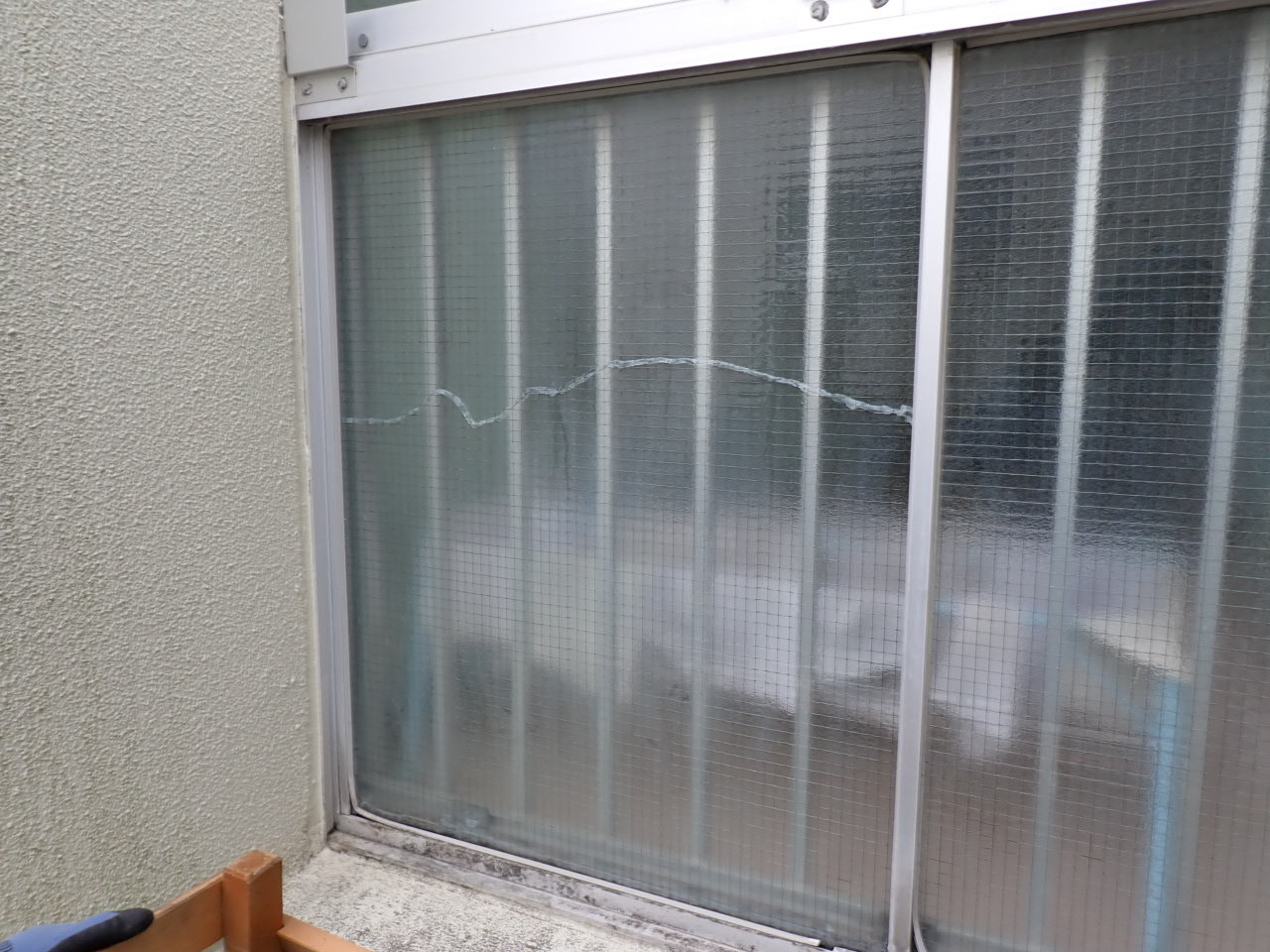 森額縁ガラス店の(伊勢原市)高所作業車を使って高所のガラス修理をしましたの施工前の写真1