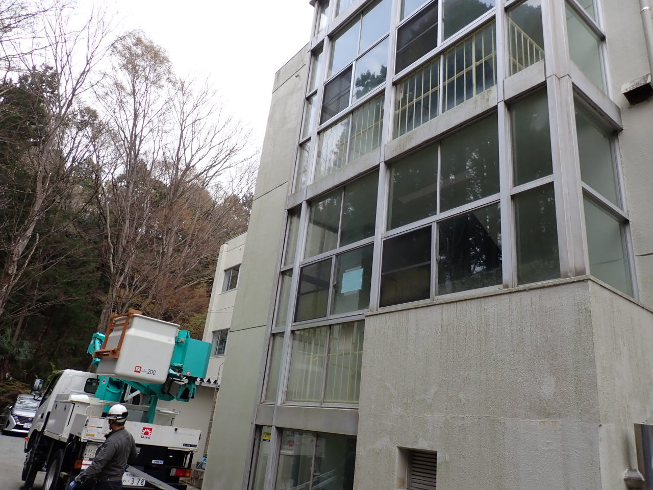 森額縁ガラス店の(伊勢原市)高所作業車を使って高所のガラス修理をしましたの施工前の写真2