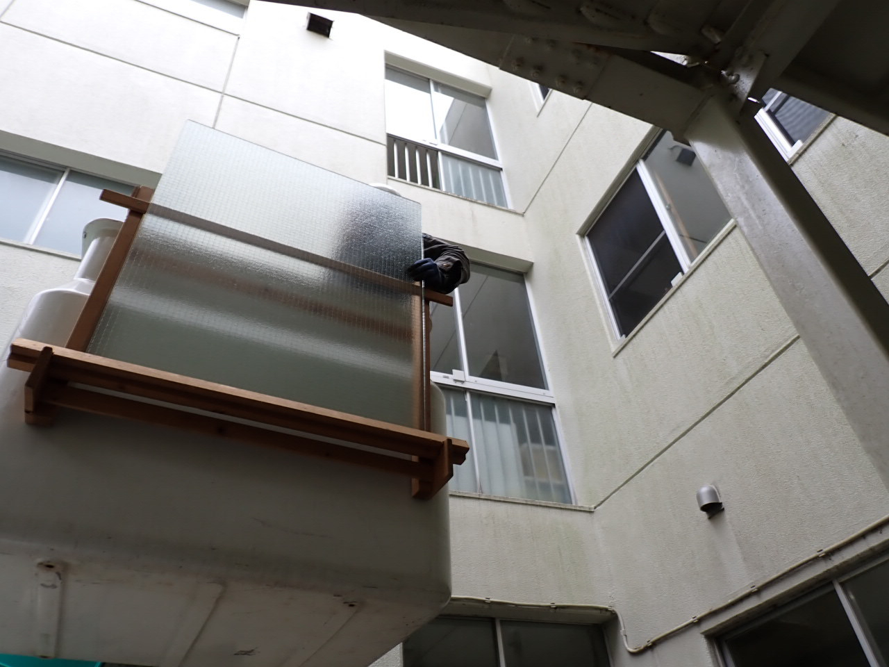 森額縁ガラス店の(伊勢原市)高所作業車を使って高所のガラス修理をしましたの施工前の写真3