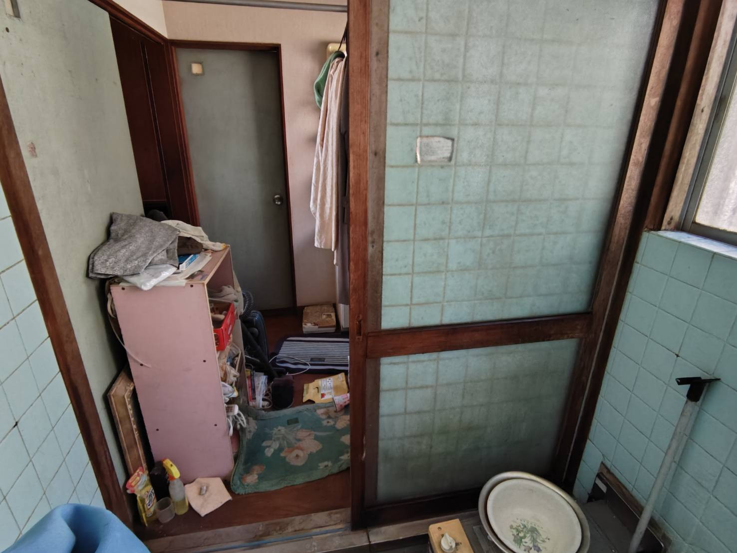 森額縁ガラス店の古い浴室引戸から浴室中折れドアにリフォームしましたの施工前の写真1