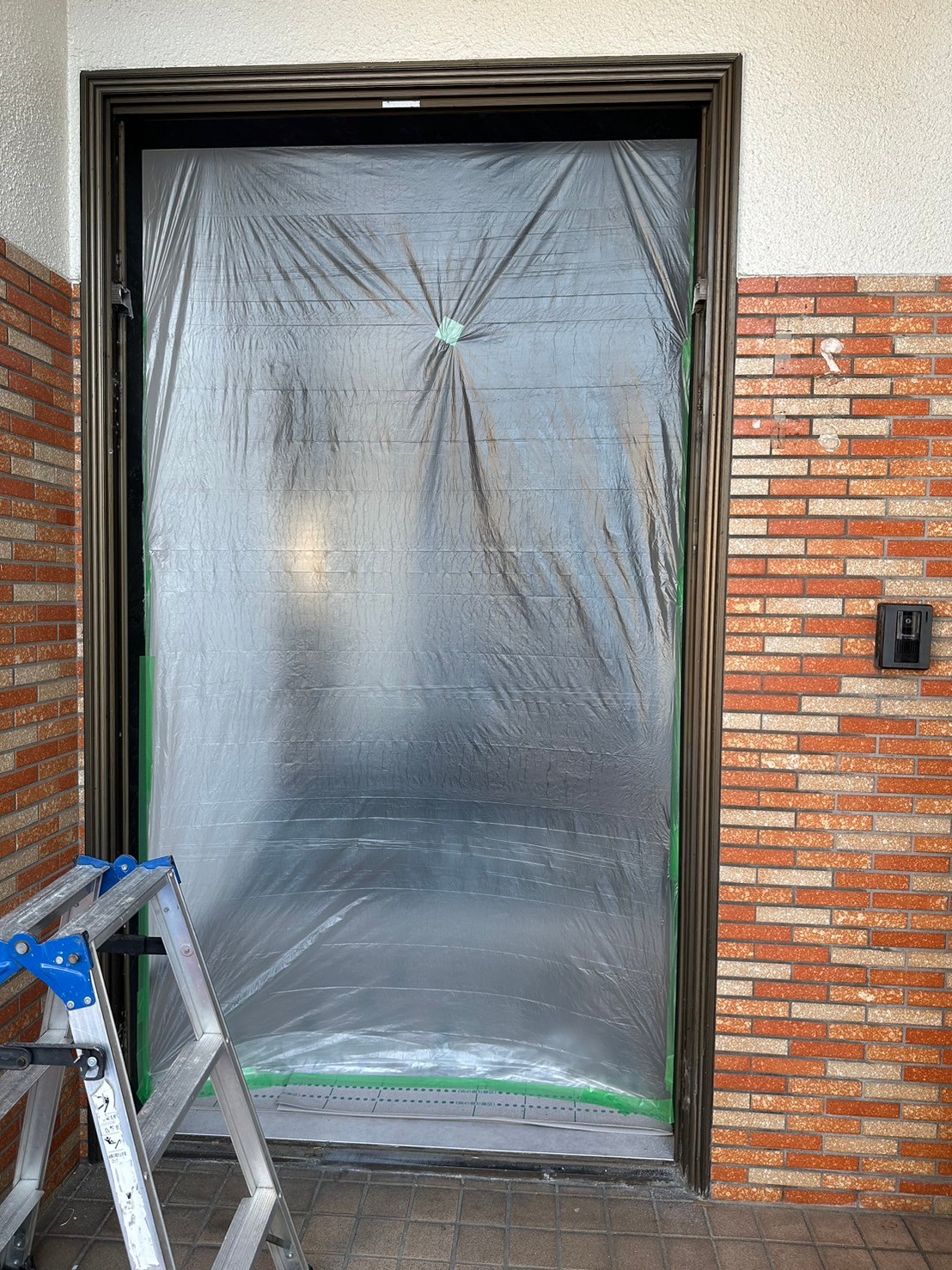 三輪ガラスの【名古屋市】事務所の玄関をLIXILのリシェント玄関ドアで1Dayリフォーム✨の施工事例詳細写真3