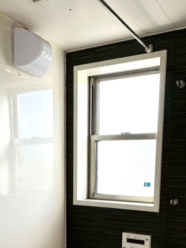 【安城市】浴室の縦すべり出し窓に内窓インプラスの浴室仕様引違い窓を取付けました! 三輪ガラスのブログ 写真4