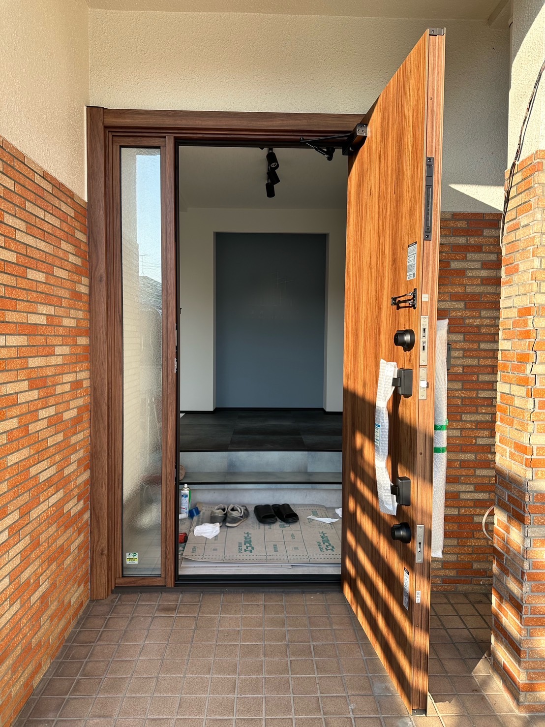 三輪ガラスの【名古屋市】事務所の玄関をLIXILのリシェント玄関ドアで1Dayリフォーム✨の施工事例詳細写真11