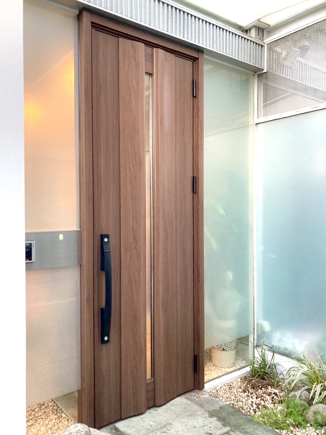 三輪ガラスの【名古屋市】枠の太さも気にすべし!玄関ドアリフォームですっきりスタイリッシュに!の施工事例詳細写真11