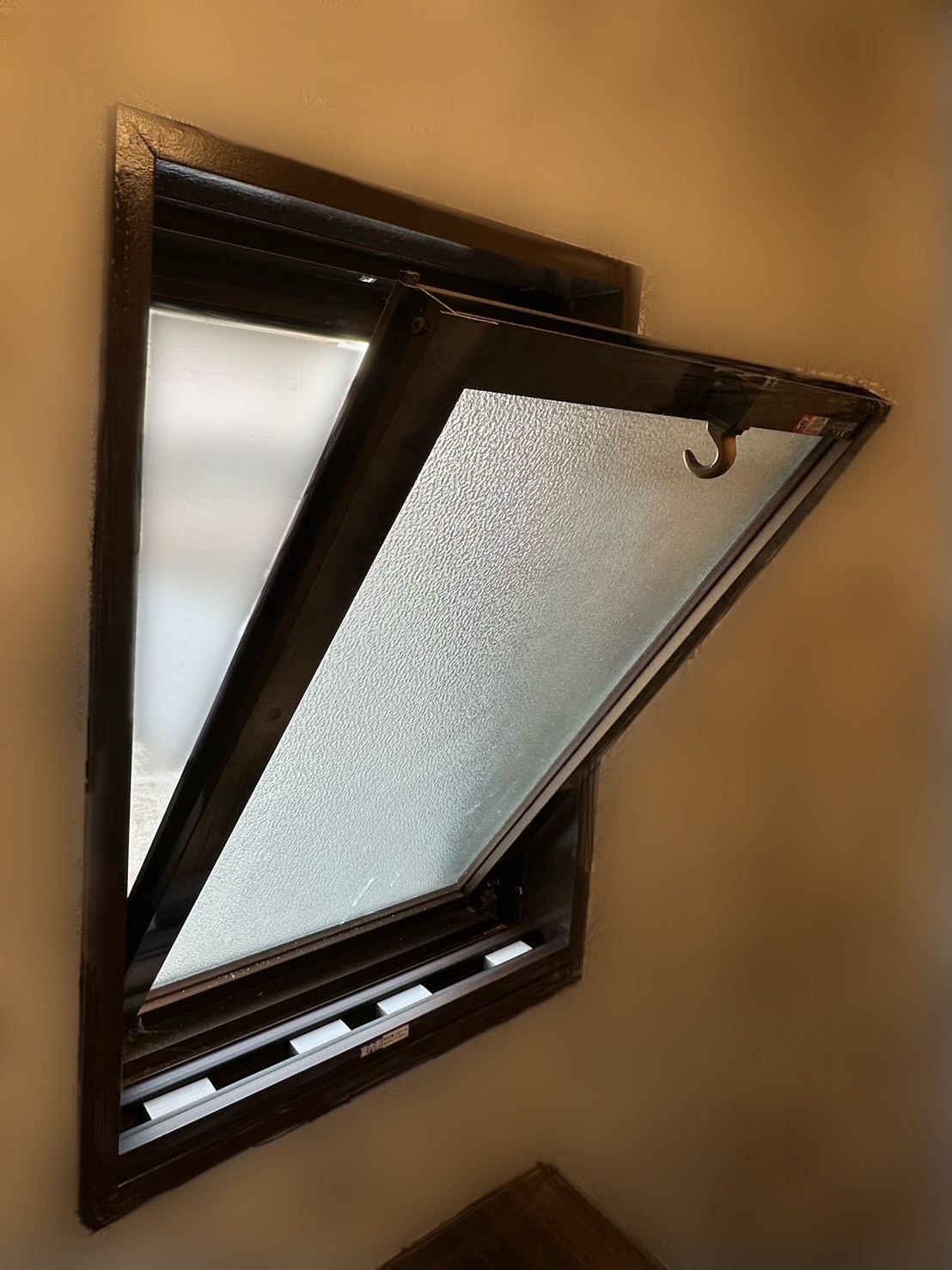 三輪ガラスの【名古屋市・内倒し窓にも内窓】カタログには取付け不可と記載していますが、、、取付けできます。の施工事例詳細写真1