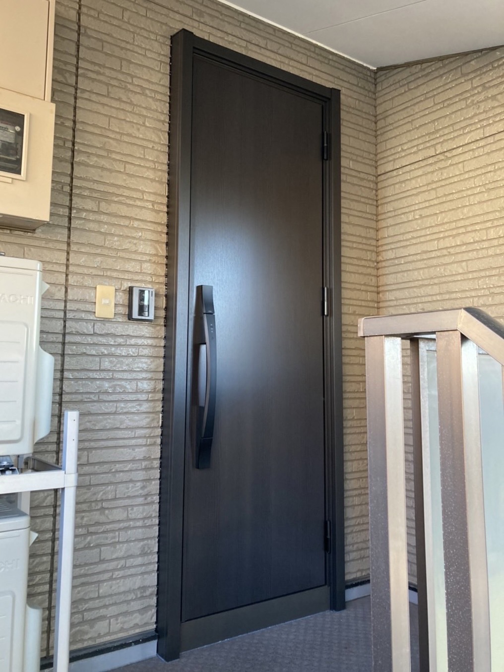 三輪ガラスの【名古屋市】枠の太さも気にすべし!玄関ドアリフォームですっきりスタイリッシュに!の施工事例詳細写真5