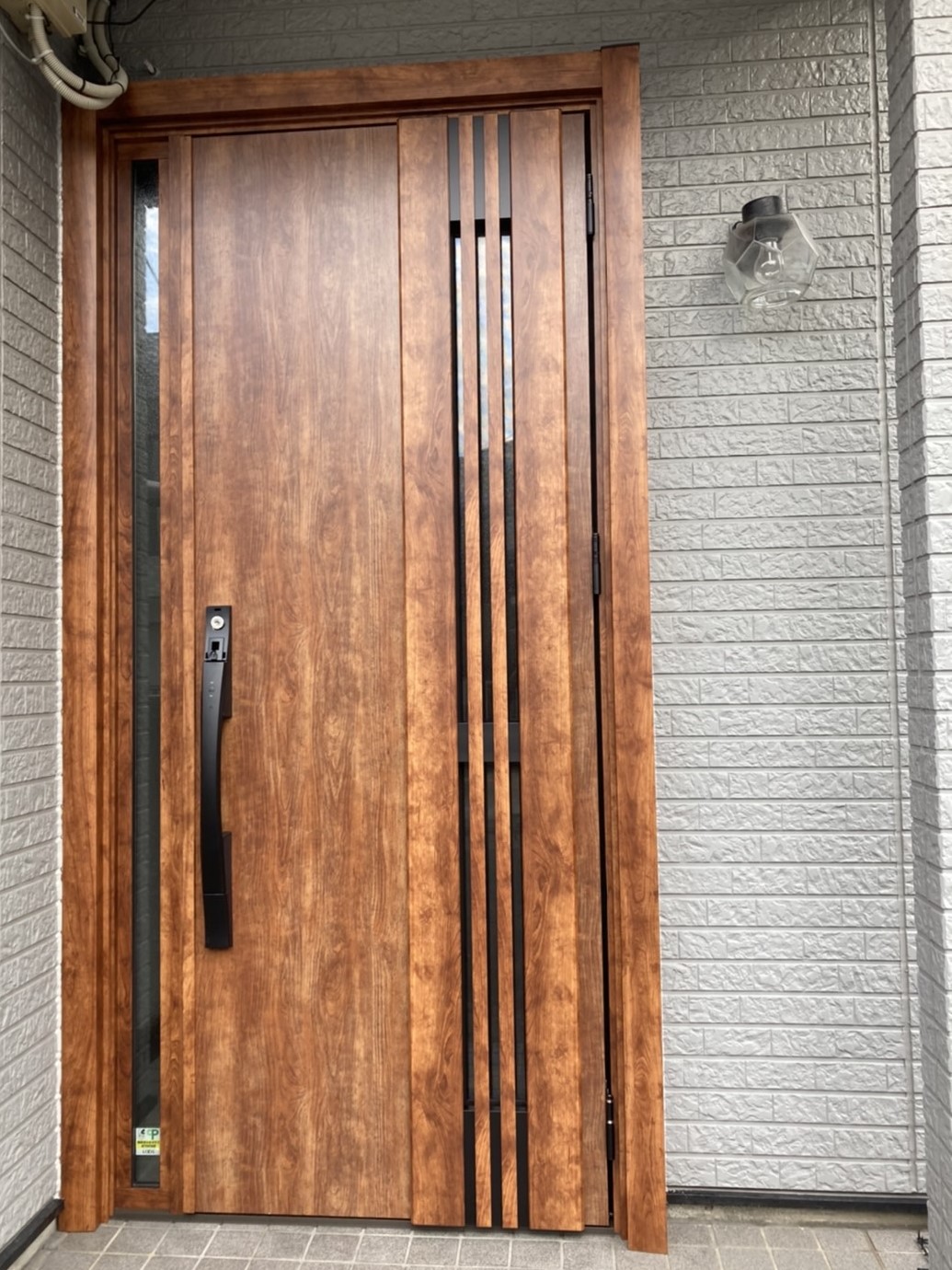 三輪ガラスの【名古屋市】枠の太さも気にすべし!玄関ドアリフォームですっきりスタイリッシュに!の施工事例詳細写真1