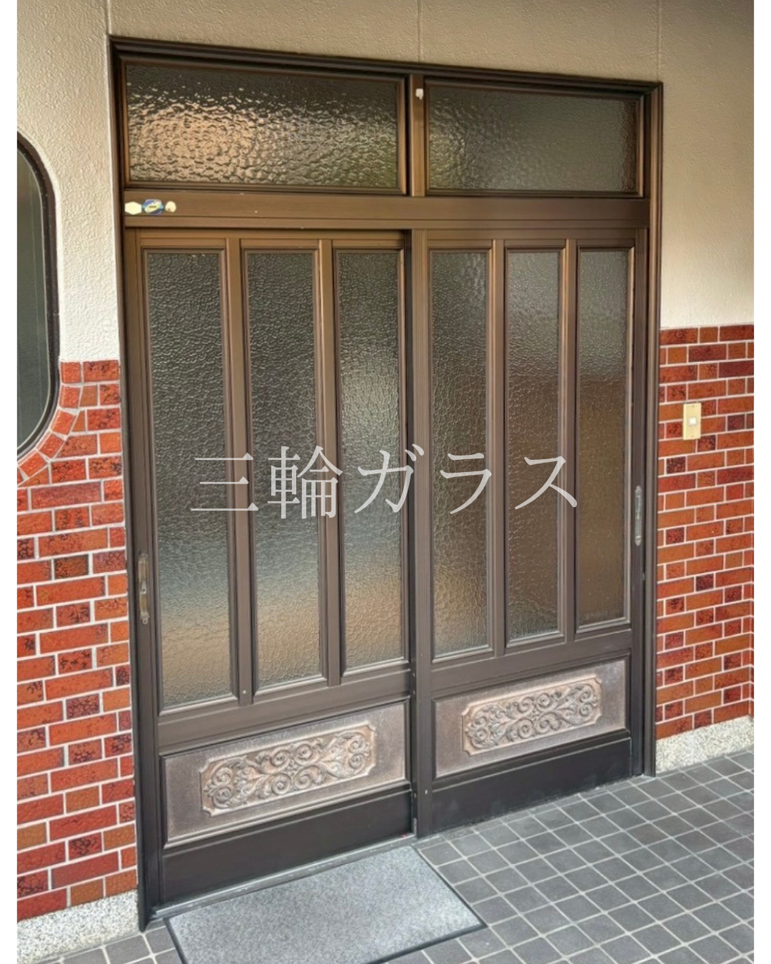 三輪ガラスの【豊明市】「引き戸がいいけど、ピアノも入れたい！」わがまま（？）を全部叶えた玄関ドアリフォーム♪の施工事例詳細写真1