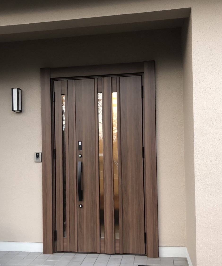 三輪ガラスのLIXIL　リシェント玄関３　Ｇ１５型　断熱仕様ｋ4　親子ドア　クリエモカ色の施工後の写真1
