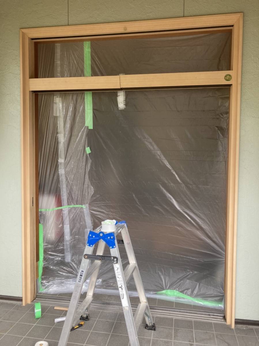 三輪ガラスのLIXIL　リシェント玄関引戸２　P11型　ランマ付　PG仕様　手動キー　檜調の施工前の写真3