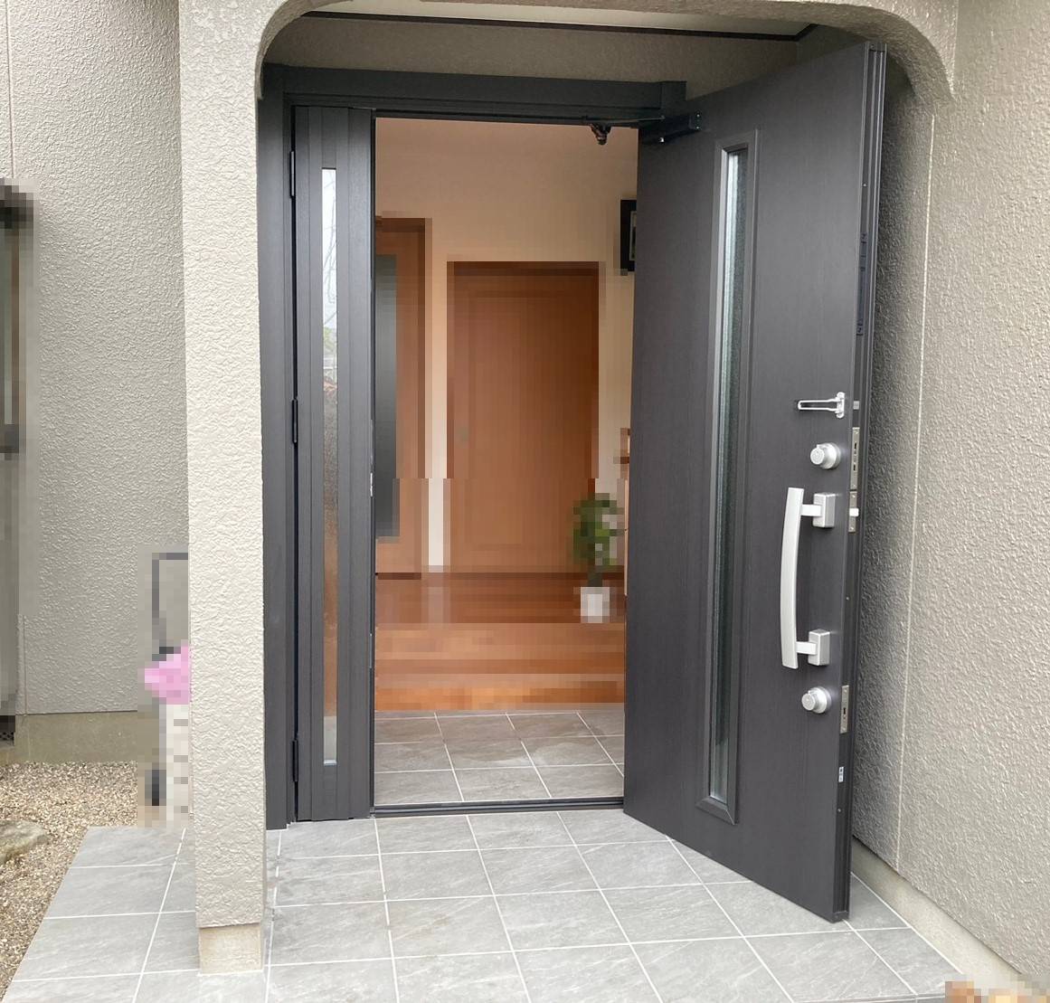 三輪ガラスの知多市　LIXILリシェント玄関ドア3　ｋ4仕様　G12型　親子ドア　トリノパイン色の施工後の写真2