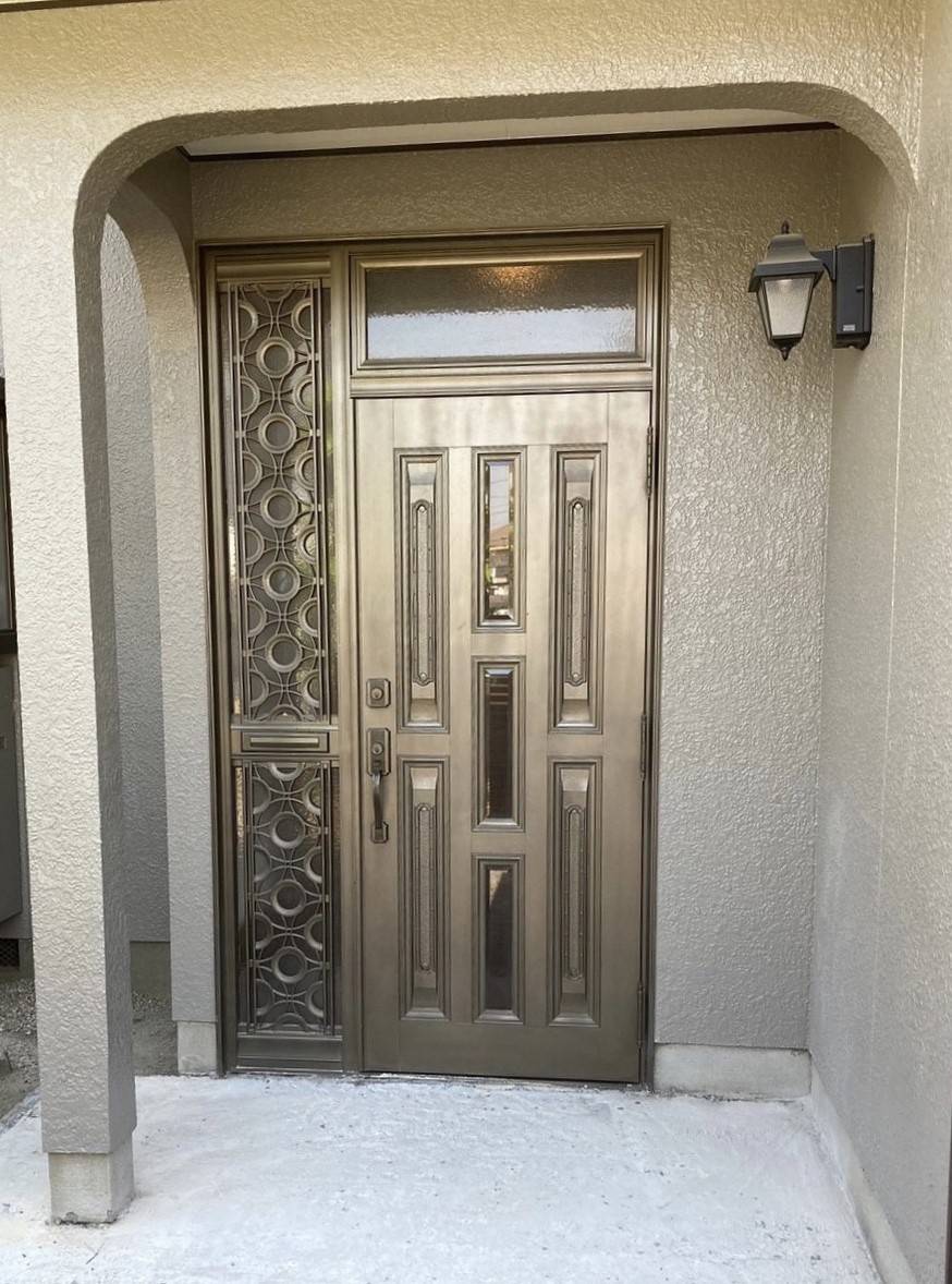 三輪ガラスの知多市　LIXILリシェント玄関ドア3　ｋ4仕様　G12型　親子ドア　トリノパイン色の施工前の写真1