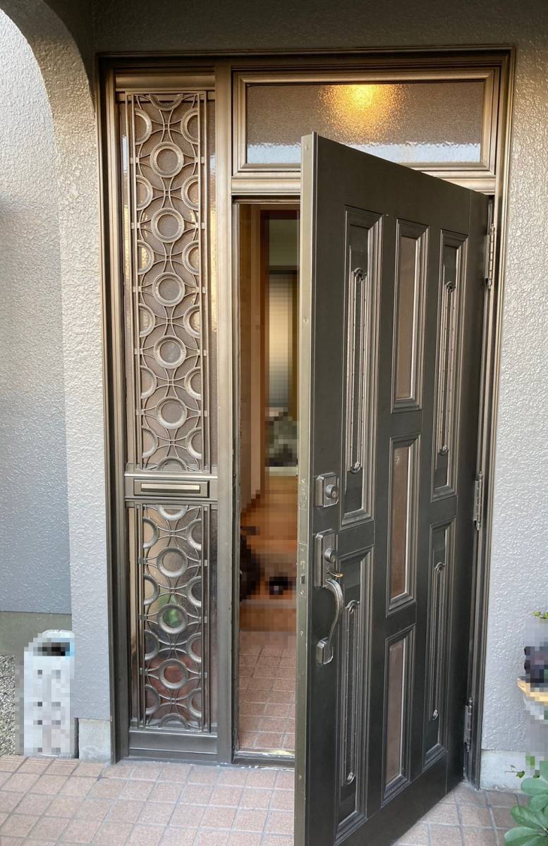 三輪ガラスの知多市　LIXILリシェント玄関ドア3　ｋ4仕様　G12型　親子ドア　トリノパイン色の施工前の写真2
