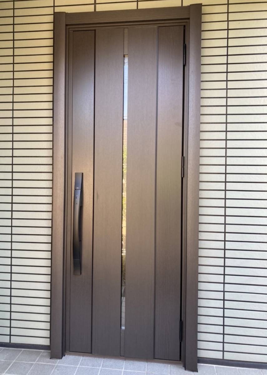 三輪ガラスの【名古屋市】玄関がアルミ製で表面が熱くなる。の施工後の写真1