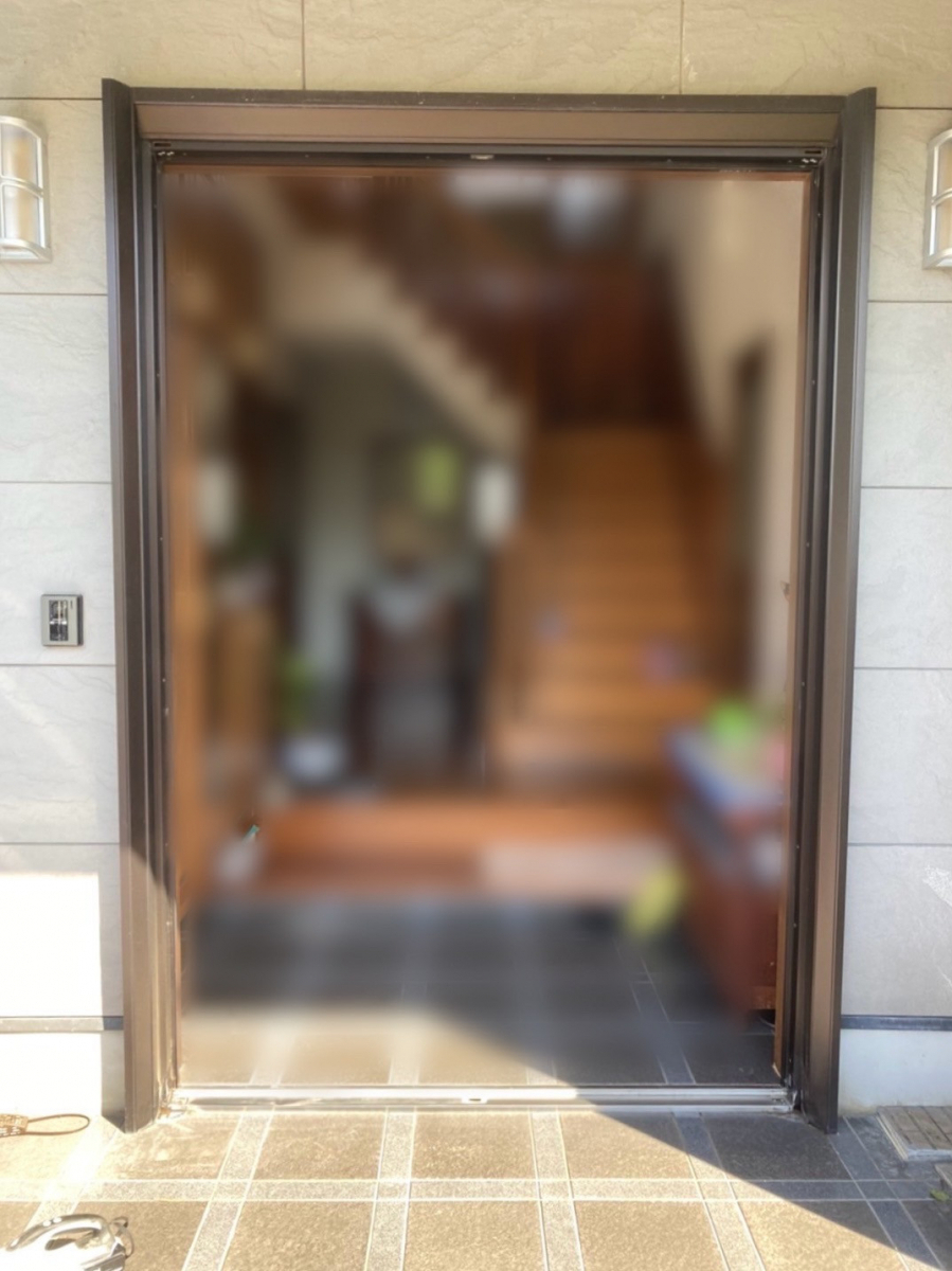三輪ガラスの【西尾市】両開きのドアが重い。今後の為に玄関引戸に玄関リフォームをの施工前の写真2