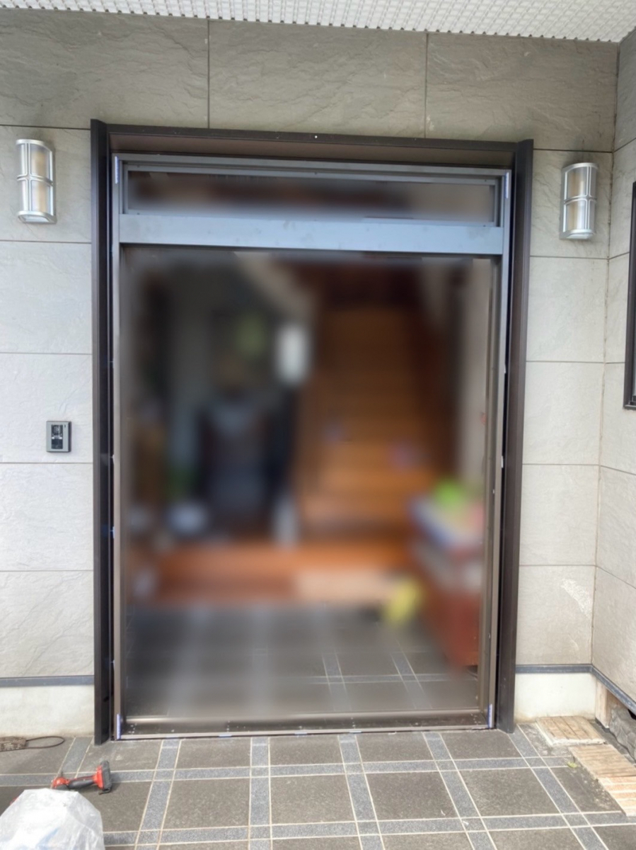 三輪ガラスの【西尾市】両開きのドアが重い。今後の為に玄関引戸に玄関リフォームをの施工前の写真3