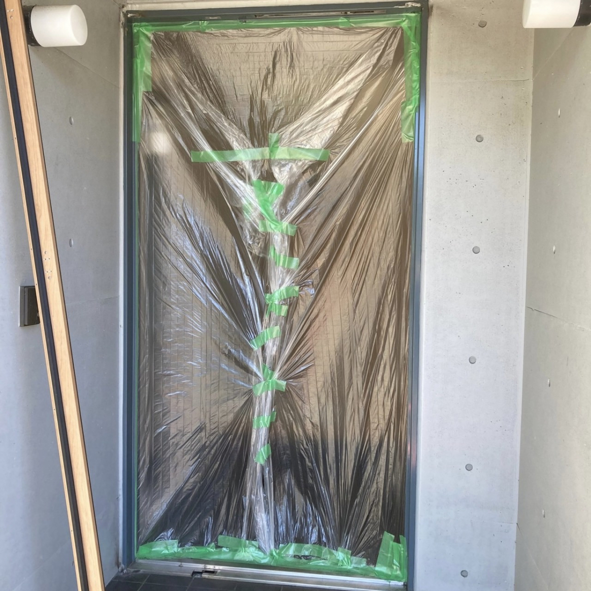 三輪ガラスの【名古屋市】枠の太さも気にすべし!玄関ドアリフォームですっきりスタイリッシュに!の施工前の写真2
