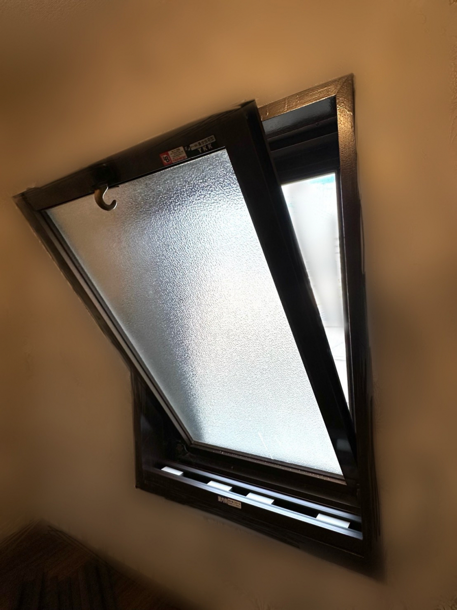 三輪ガラスの【名古屋市・内倒し窓にも内窓】カタログには取付け不可と記載していますが、、、取付けできます。の施工前の写真2