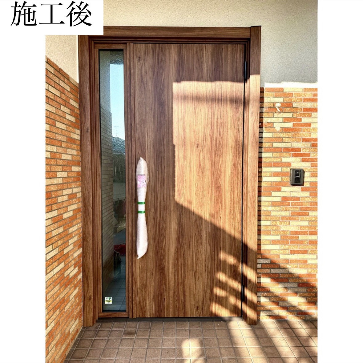 三輪ガラスの【名古屋市】事務所の玄関をLIXILのリシェント玄関ドアで1Dayリフォーム✨の施工後の写真1