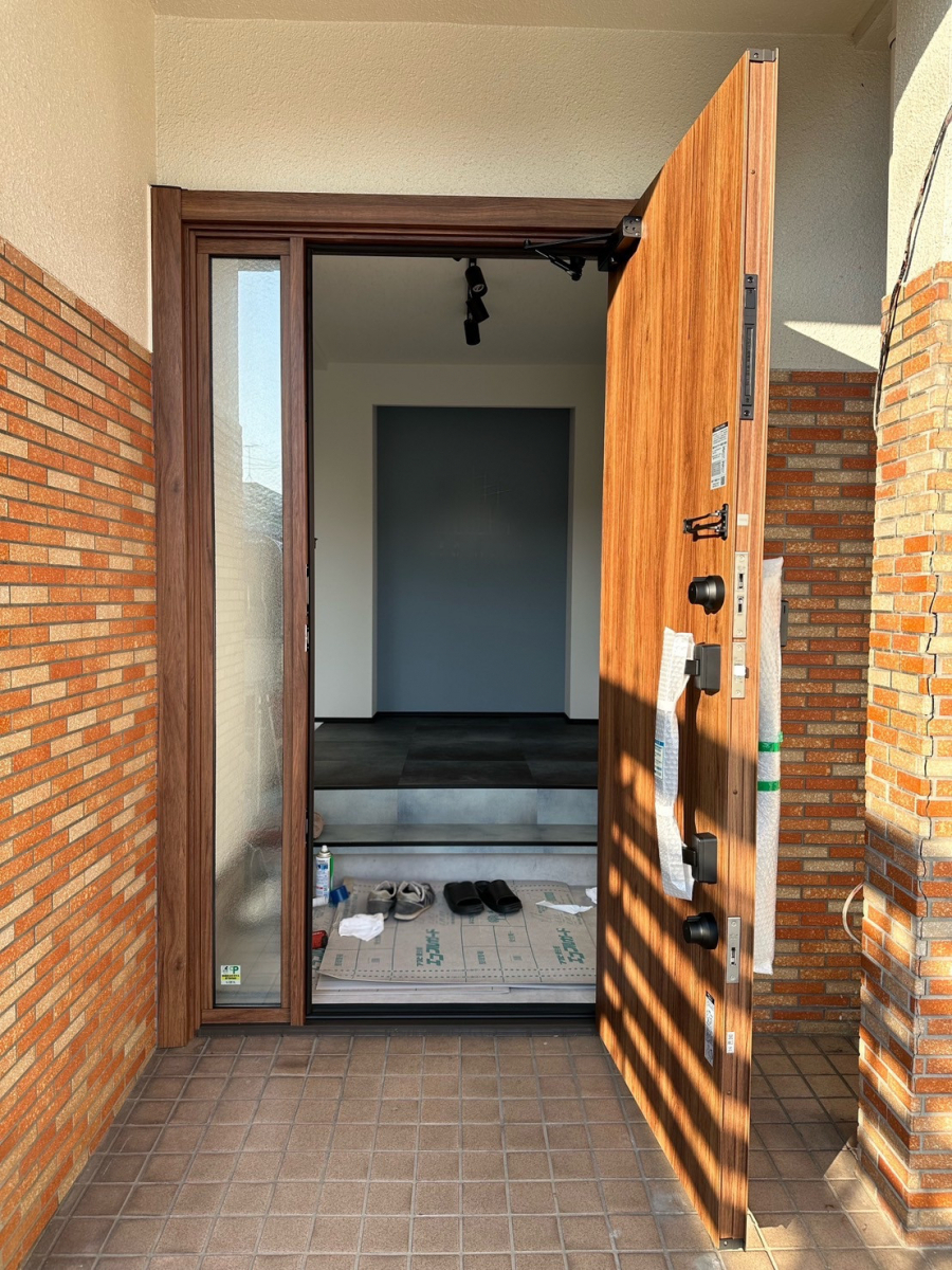 三輪ガラスの【名古屋市】事務所の玄関をLIXILのリシェント玄関ドアで1Dayリフォーム✨の施工後の写真2