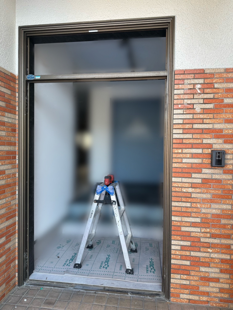 三輪ガラスの【名古屋市】事務所の玄関をLIXILのリシェント玄関ドアで1Dayリフォーム✨の施工前の写真2