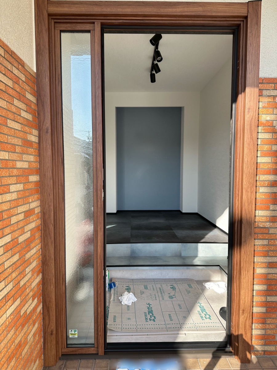 三輪ガラスの【名古屋市】事務所の玄関をLIXILのリシェント玄関ドアで1Dayリフォーム✨の施工前の写真3