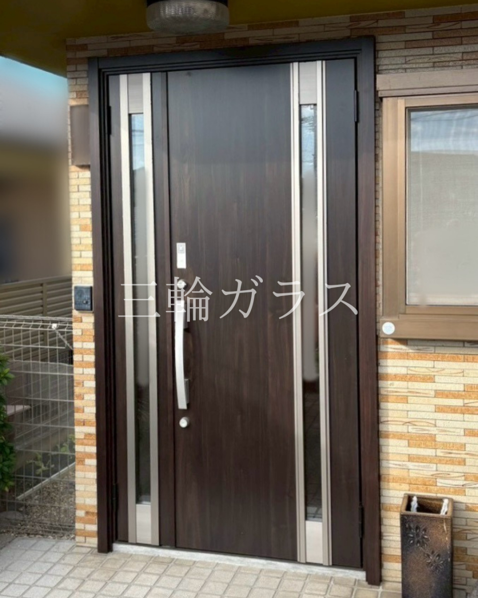 三輪ガラスの【豊明市】古くなった玄関を、家族の為に新しく玄関リフォーム✨の施工後の写真1