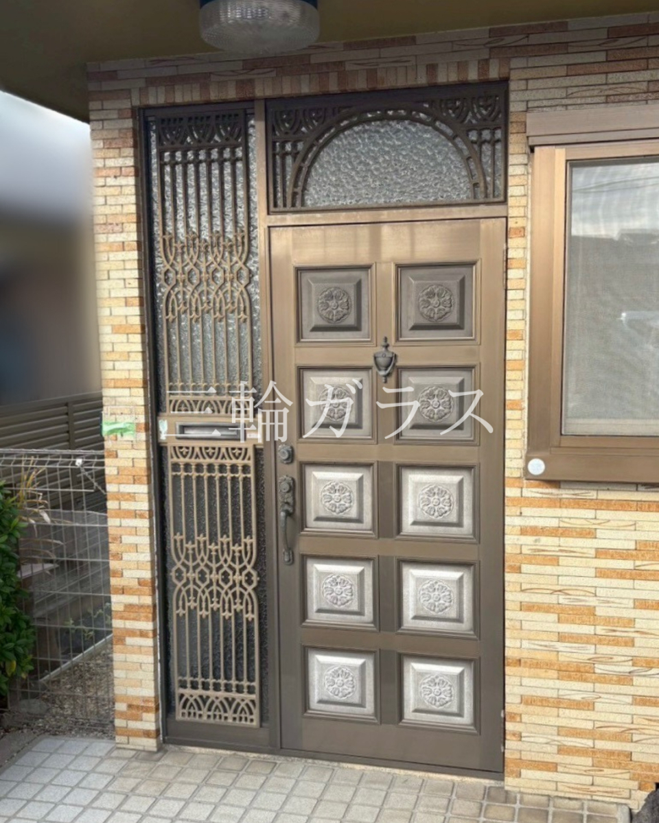 三輪ガラスの【豊明市】古くなった玄関を、家族の為に新しく玄関リフォーム✨の施工前の写真1