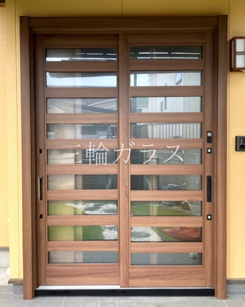 三輪ガラスの【大府市】犬の脱走防止に！1日で完了する玄関引戸リフォーム「リシェント」で防犯＆利便性アップ🆙の施工後の写真1