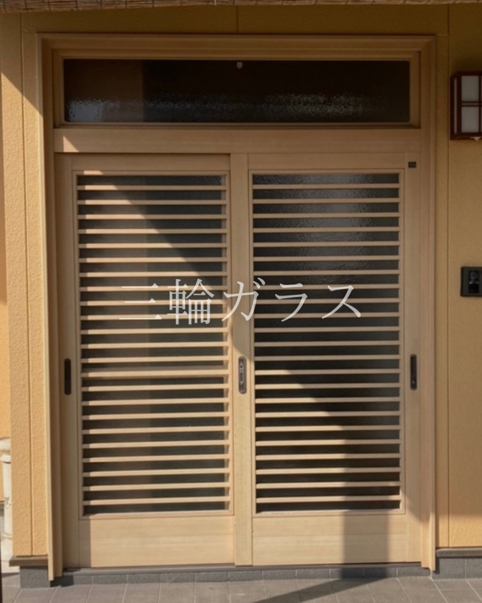 三輪ガラスの【大府市】犬の脱走防止に！1日で完了する玄関引戸リフォーム「リシェント」で防犯＆利便性アップ🆙の施工前の写真1