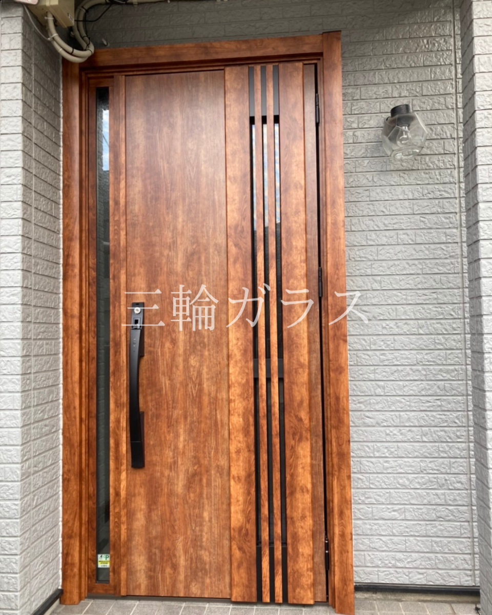 三輪ガラスの【名古屋市】リシェント玄関ドアで親子ドアから「片袖ドア」へ賢くリフォーム。防犯＆採風機能もアップ！の施工後の写真1