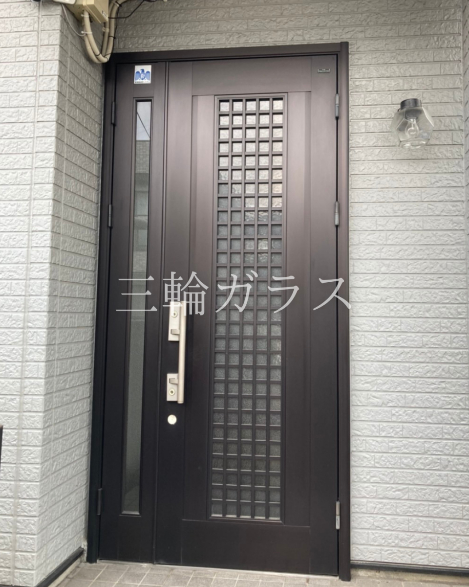 三輪ガラスの【名古屋市】リシェント玄関ドアで親子ドアから「片袖ドア」へ賢くリフォーム。防犯＆採風機能もアップ！の施工前の写真1