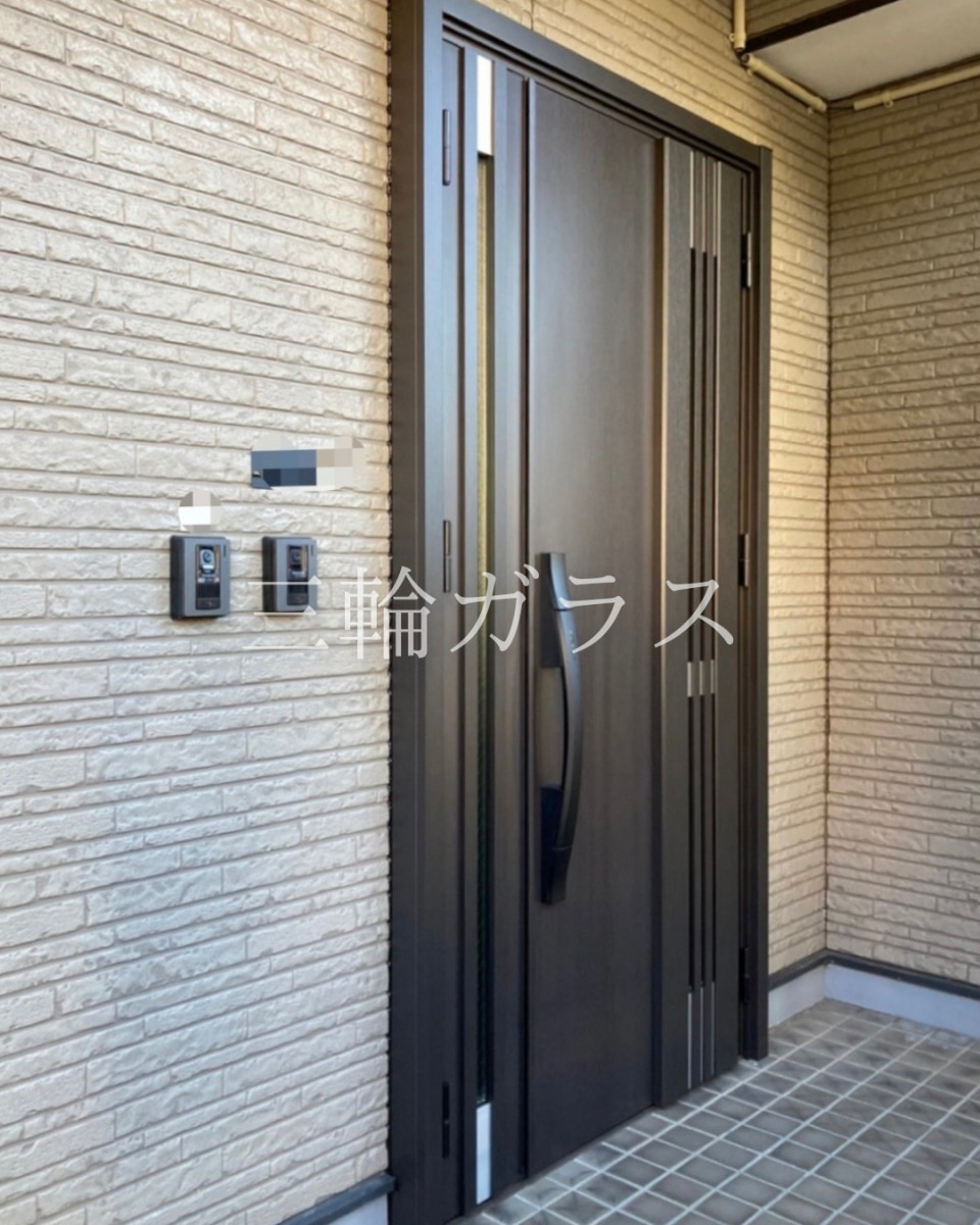 三輪ガラスの【名古屋市】築30年の玄関を1日で防犯リフォーム！LIXILリシェントM83型（防火戸仕様）の施工後の写真1